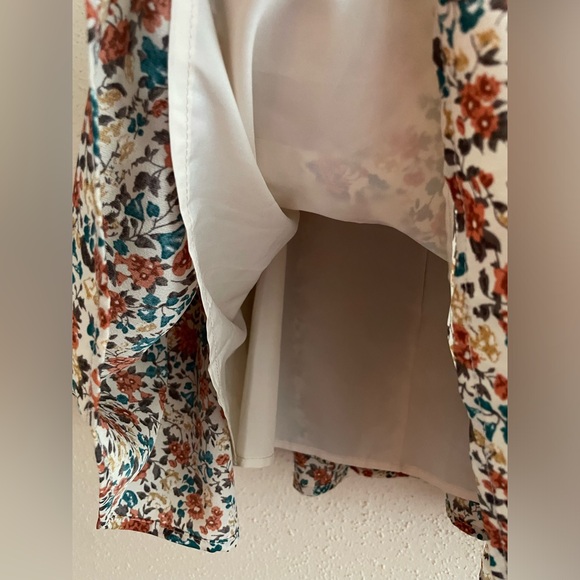 Pink Lily - Women’s Medium Floral Balloon Sleeve Ruffle Bottom Dress - Picture 4 of 15